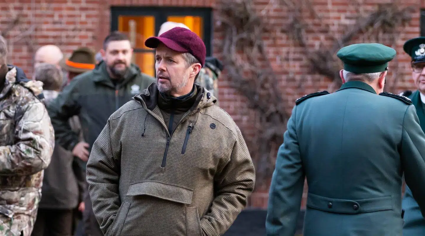 Kronprins Frederik havde taget en kasket på, da han fredag holdt kongejagt i Klosterheden.