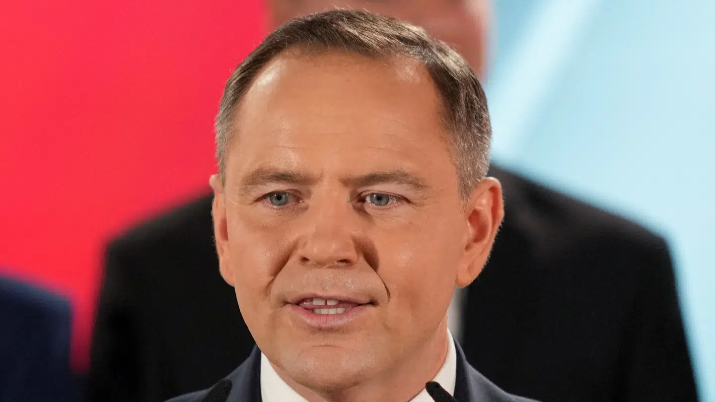 Karol Nawrocki bærer rundt på en kontroversiel fortid. Alligevel kan han meget vel snart kalde sig polsk præsident.