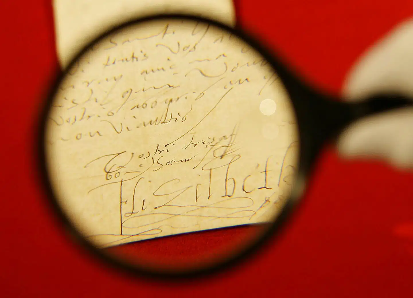 Dronning Elizabeth I havde en meget karakteristisk håndskrift. Her ses hendes signatur på et manuskript, som i 2007 var under hammeren i auktionshuset Christie's i London.