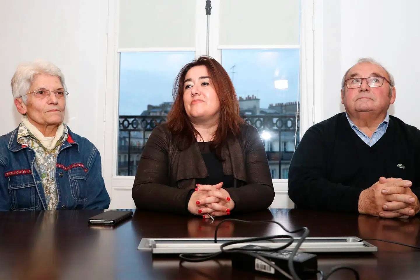 Advokat Francesca Satta, der repræsenterer en række af ofrene for Joël Le Scouarnecs forbrydelser, holder pressemøde flankeret af bedsteforældrene til et af dem. Retsforhandlingerne i sagen mod den franske kirurg ventes at begynde til marts næste år.