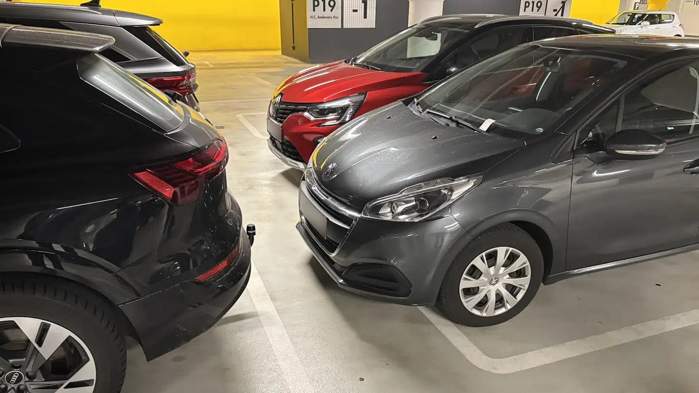 Denne bil havde også forenden stikkende ud over båsen, hvilket gjorde det svært for Morten Boris Højgaard at bakke længere tilbage. Bilen havde også fået en bøde. Q Parks direktør siger, at p-vagterne arbejder på at sikre flest muligt parkeringspladser.