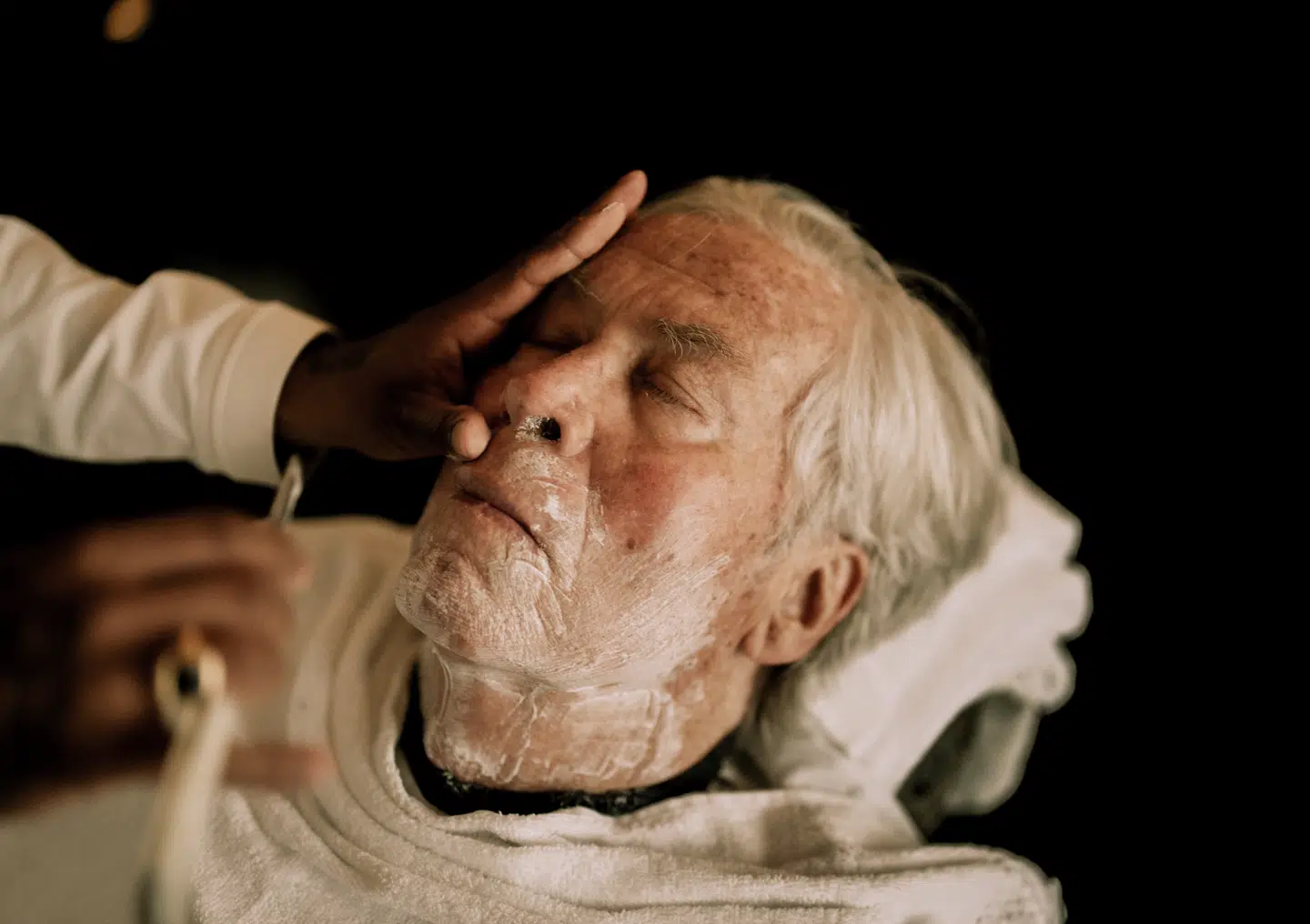 Når snart 88-årige Jørgen Leth (han har fødselsdag 14. juni) bliver barberet hos sin faste barber, er det altid med ragekniv. »Der er et element af meditation i det,« mener Leth. Bagefter står den altid på traditionel frokost.