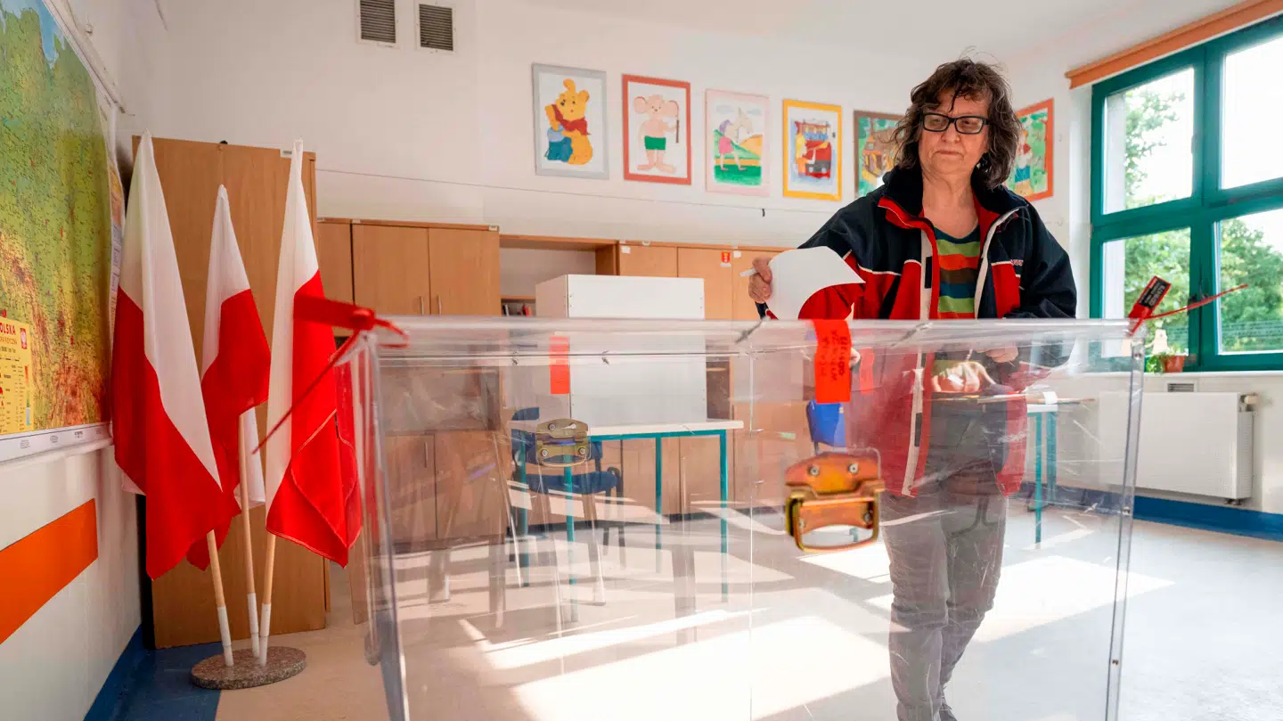 Polakkerne har været stærkt i tvivl om, hvem de skulle pege på i et historisk tæt valg.