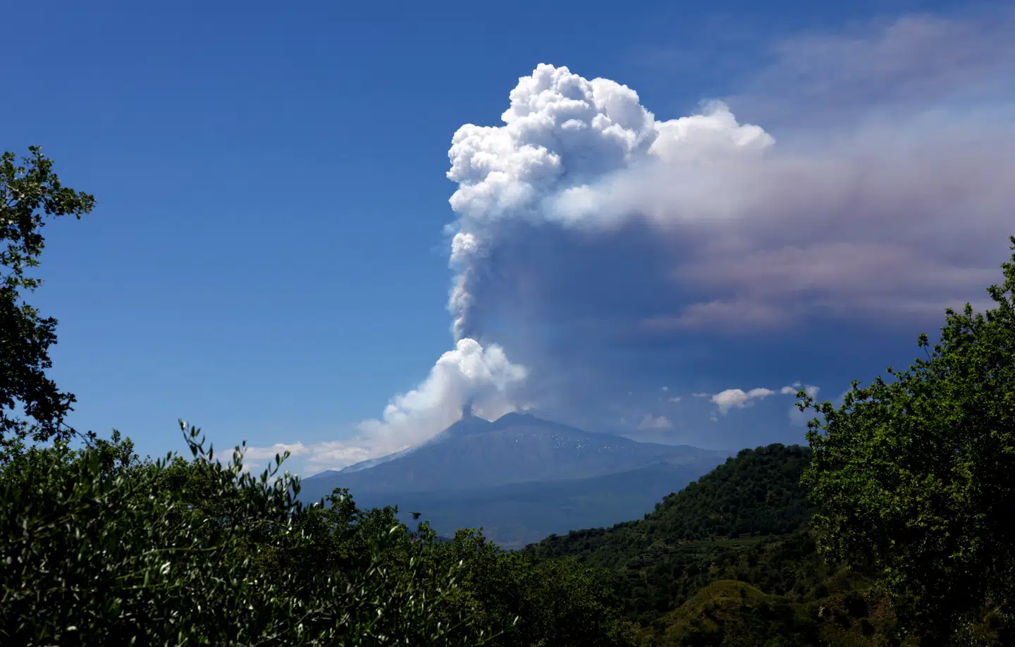 Vulkansk røg, aske og gasser fra Etna, der er i udbrud.