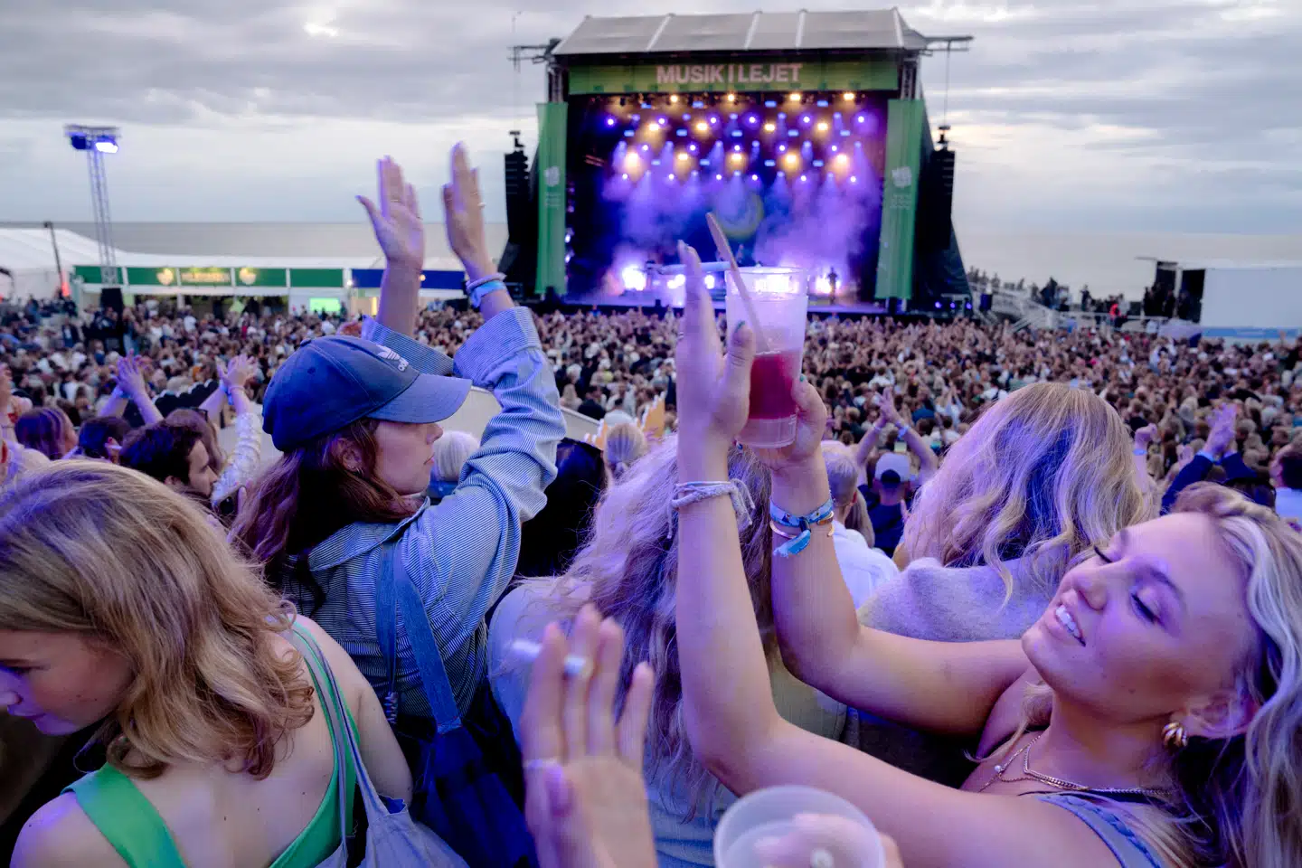 »Vi skal handle, før det er for sent, så vores lokale festivaler og fester ikke bliver ofret på bureaukratiets alter,« skriver Anders Gerner Frost. Her afholdes Musik i Lejet i Tisvildeleje i 2024.