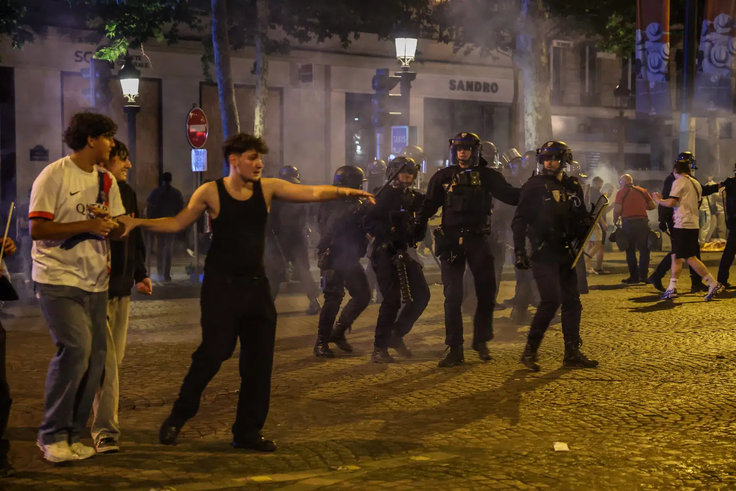 Paris Saint-Germains første Champions League-triumf blev »fejret« med voldsomme gadekampe mellem fans og politi – blandt andet som her på Champs-Élysées.
