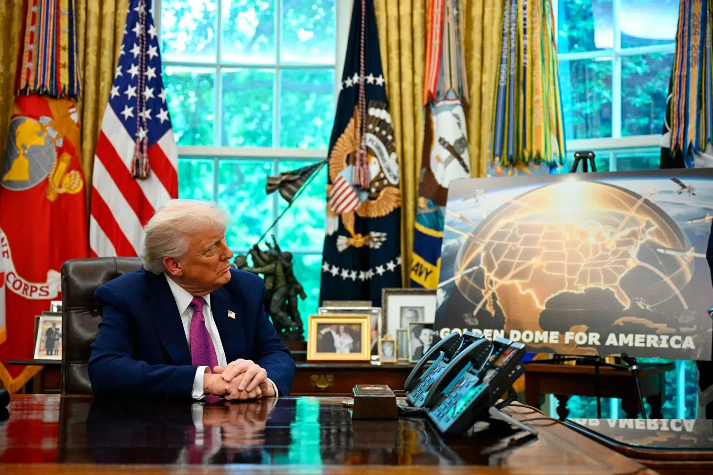 Præsident Donald Trump bliver her præsenteret for »Golden Dome«-missilskjoldet i Det Ovale Kontor.