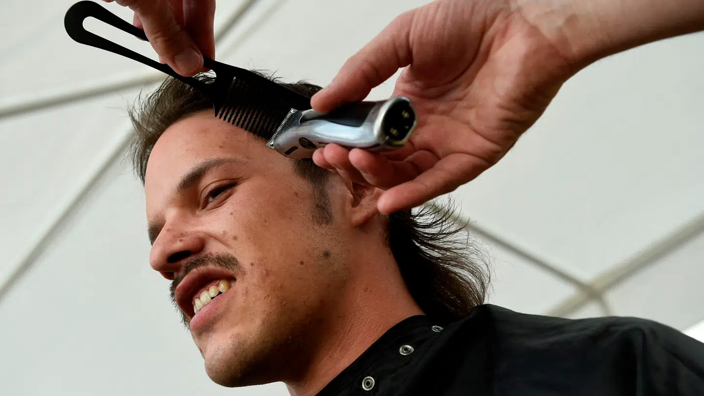 En mullet er karakteriseret ved, at håret er længere i nakken end i siderne og for til. Frisuren var både populær og udskældt i 80erne, og nu gentager historien sig.