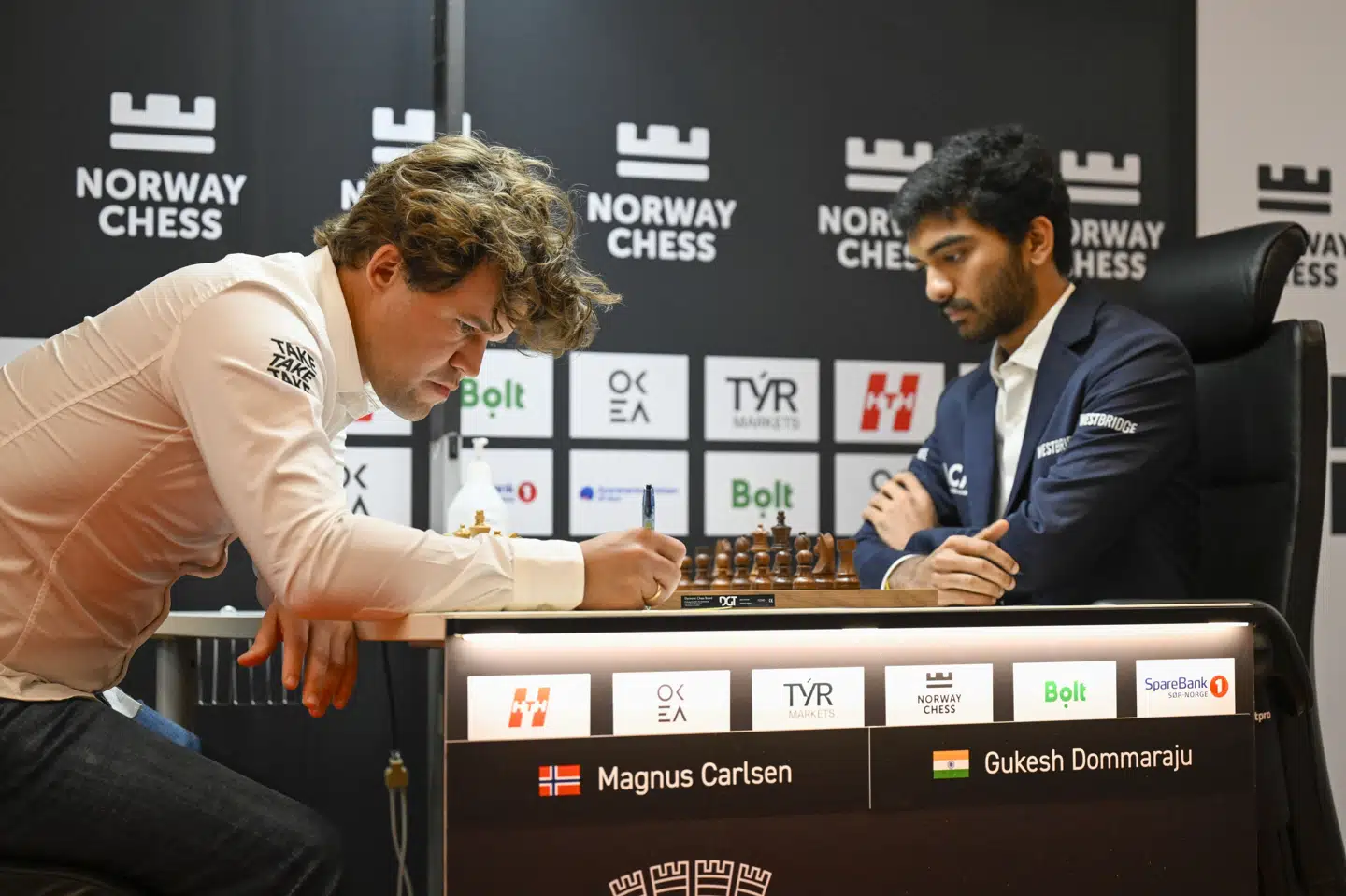 Magnus Carlsen (til venstre) var ingenlunde tilfreds, da han tabte til Gukesh Dommaraju i Norway Chess.