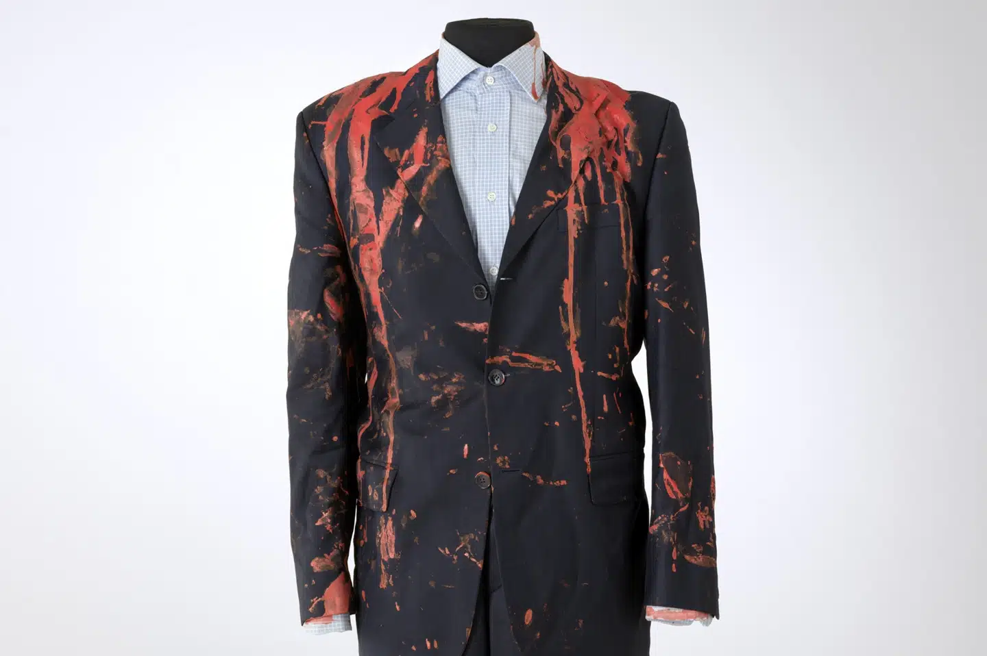 Jakkesættet var tidligere anset som forsvundet, indtil det pludselig dukkede og blev doneret til Nationalmuseet.