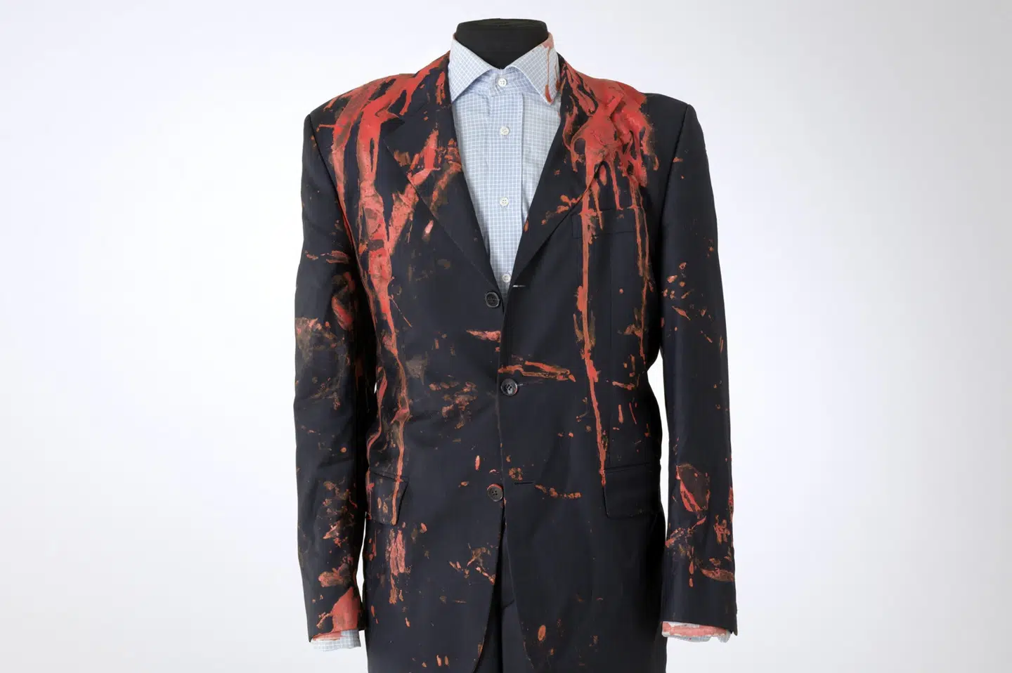 Jakkesættet var tidligere anset som forsvundet, indtil det pludselig dukkede og blev doneret til Nationalmuseet.