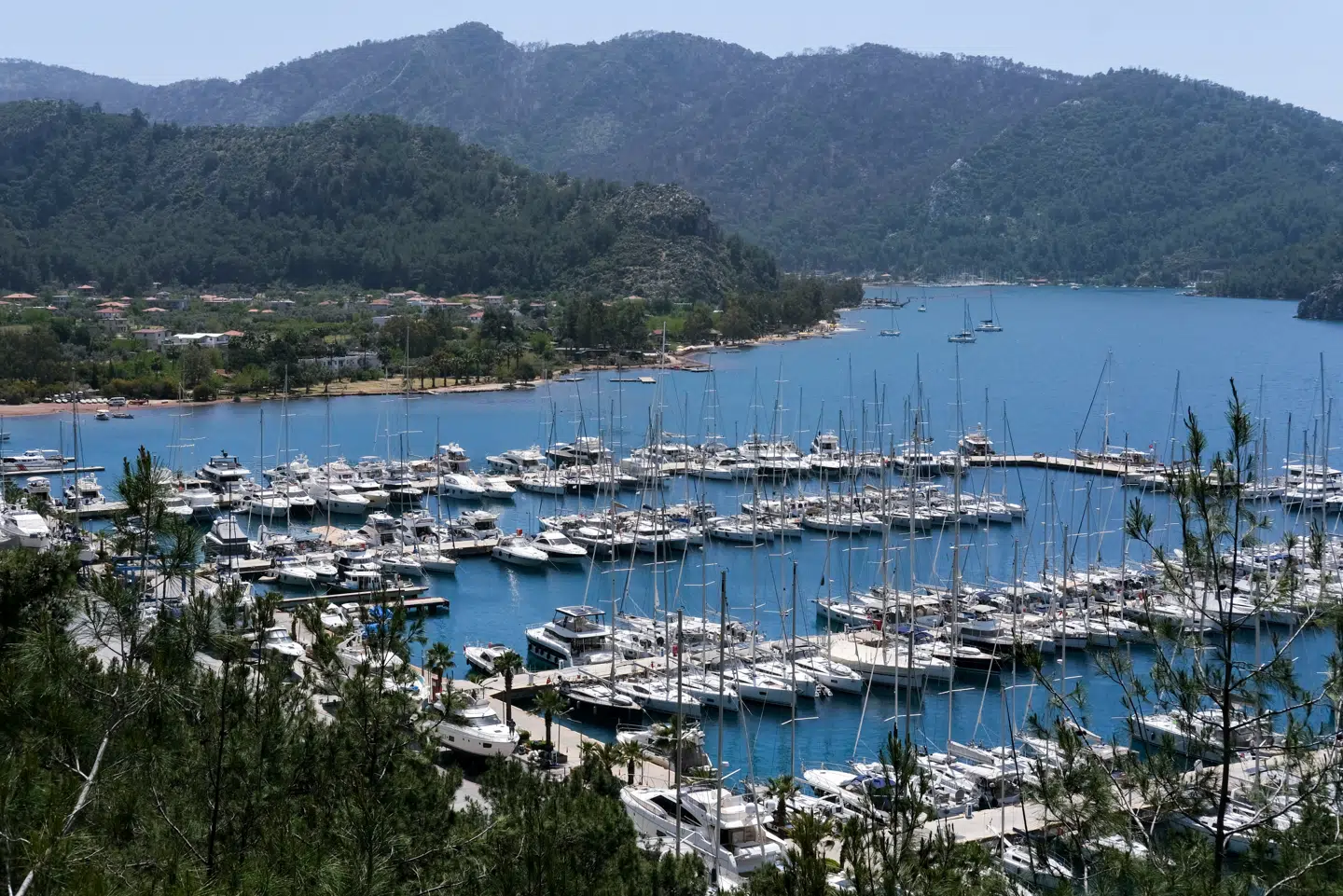 Arkivfoto af en lystbådehavn nær feriebyen Marmaris i Tyrkiet. Natten til tirsdag blev området ramt af et jordskælv.