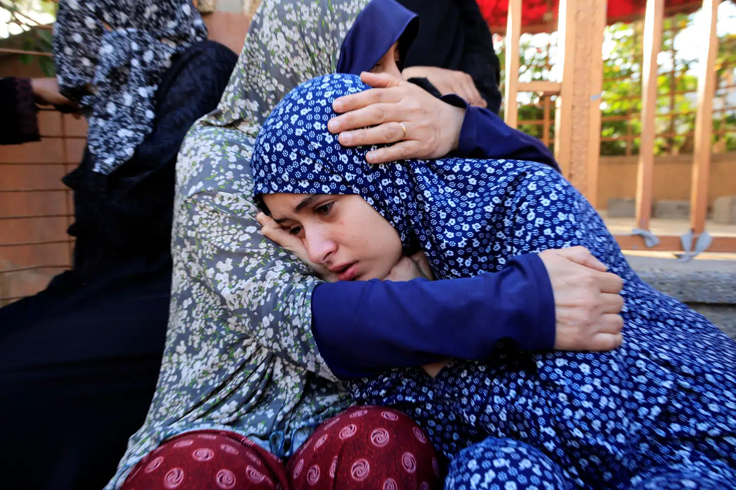 To kvinder reagerer efter en hændelse tirsdag morgen i Rafah, hvor flere er meldt dræbt. Billedet er taget ved Nasser-hospitalet i Khan Younis, der ligger nær Rafah.