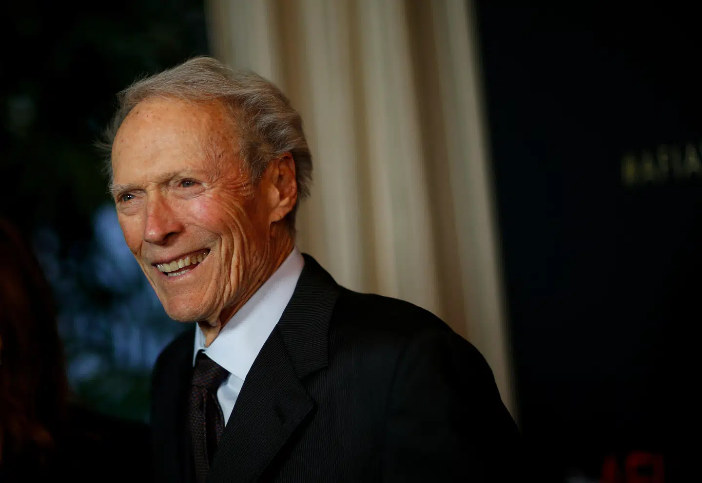 Clint Eastwood udtaler nu, at et viralt interview er det pure opspind.