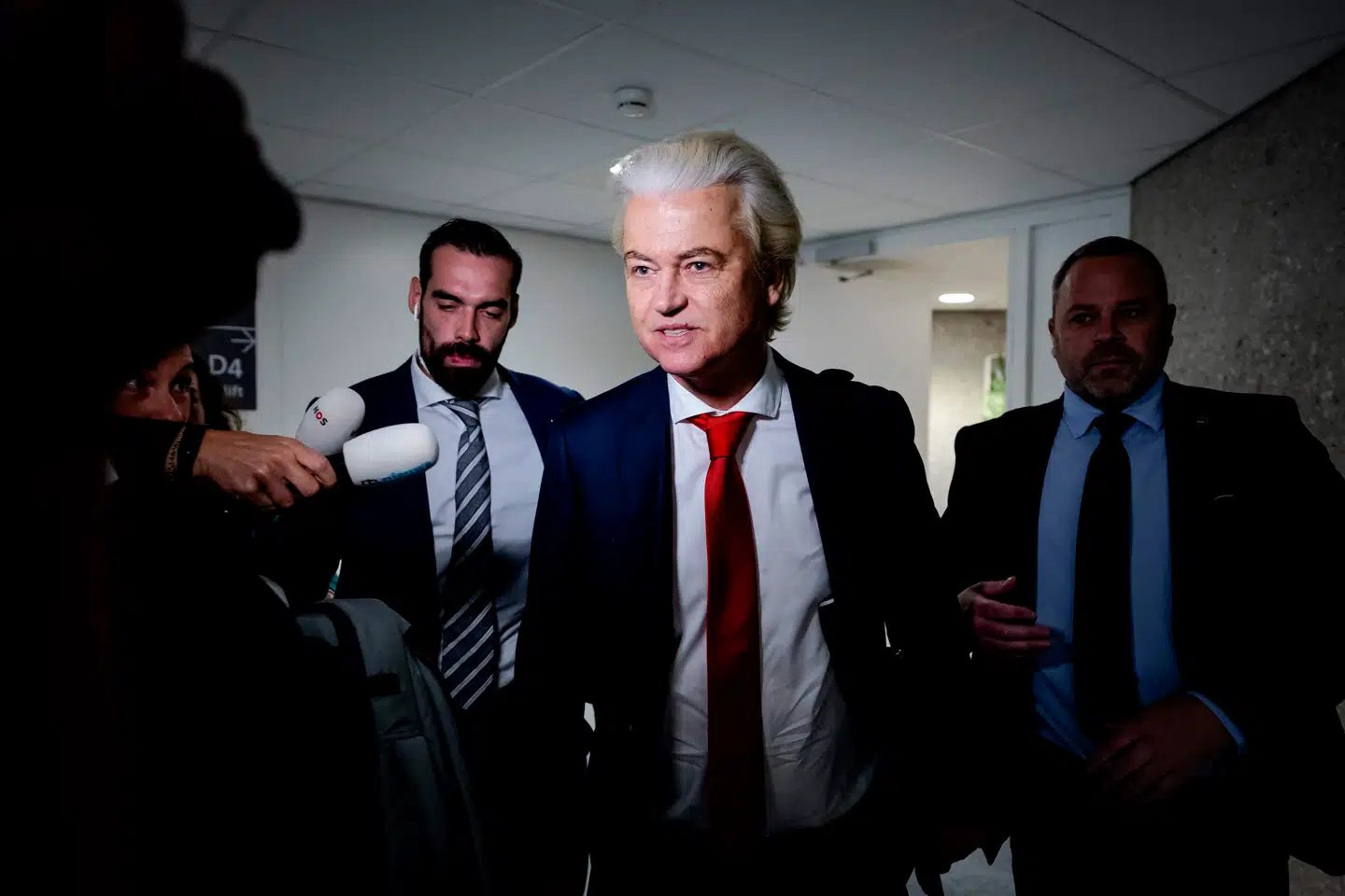 Efter lange forhandlinger om asylstramninger trækker Geert Wilders nu sit højrefløjsparti PVV ud af den hollandske regeing.
