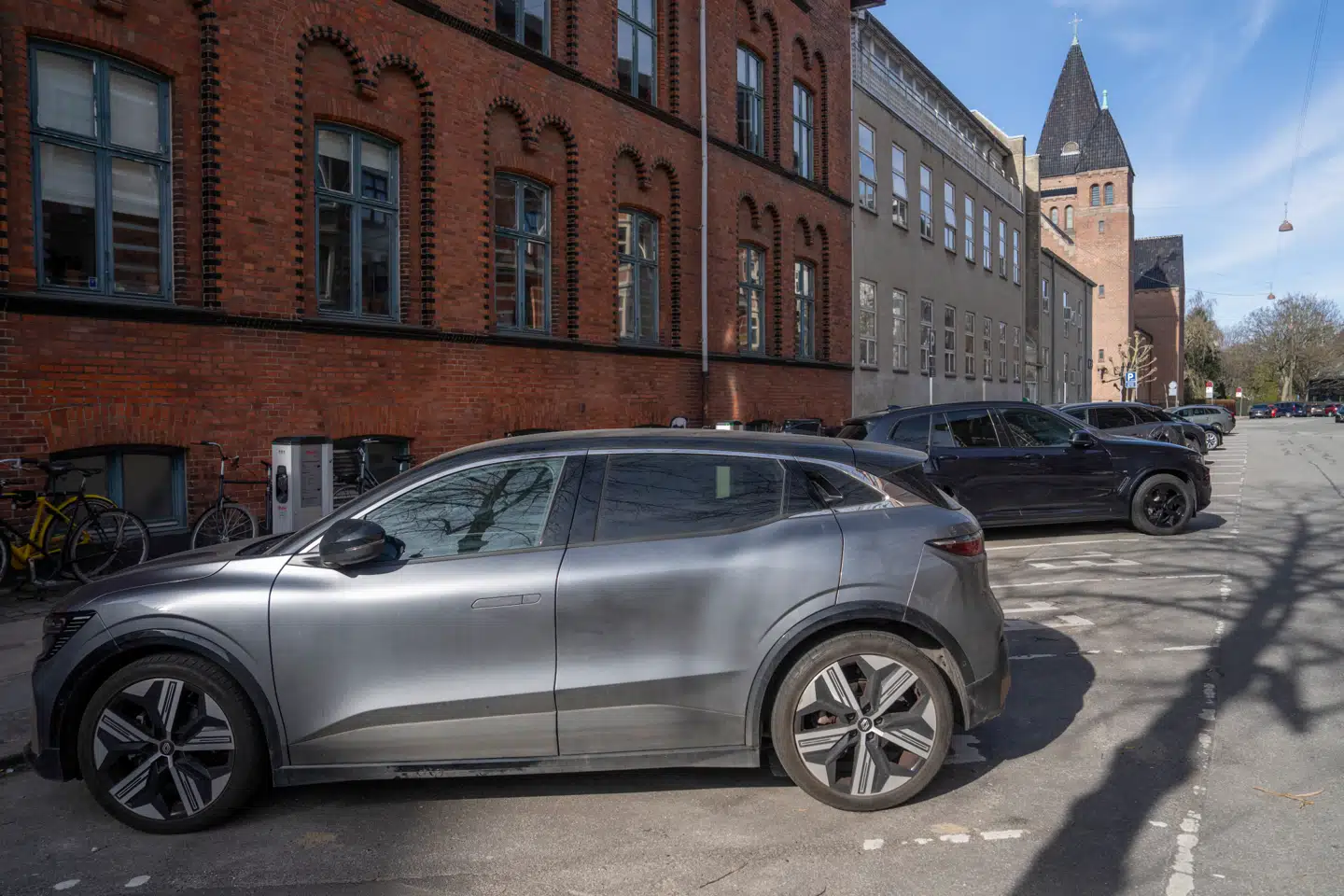 Regeringen ser gerne, at elbiler fortsætter med at brede sig på de danske veje, og derfor ser regeringen i øjeblikket på bilafgifterne.