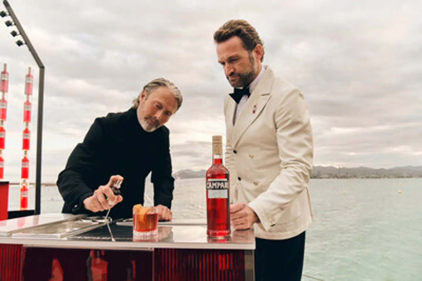 Mads Mikkelsen er ansigtet på en ny Campari-kampagne. Men når skuespilleren deler reklamen på sine egne sociale medier, skal han tydeligt deklarere, at det er betalt indhold. Det glemte han imidlertid i første omgang.