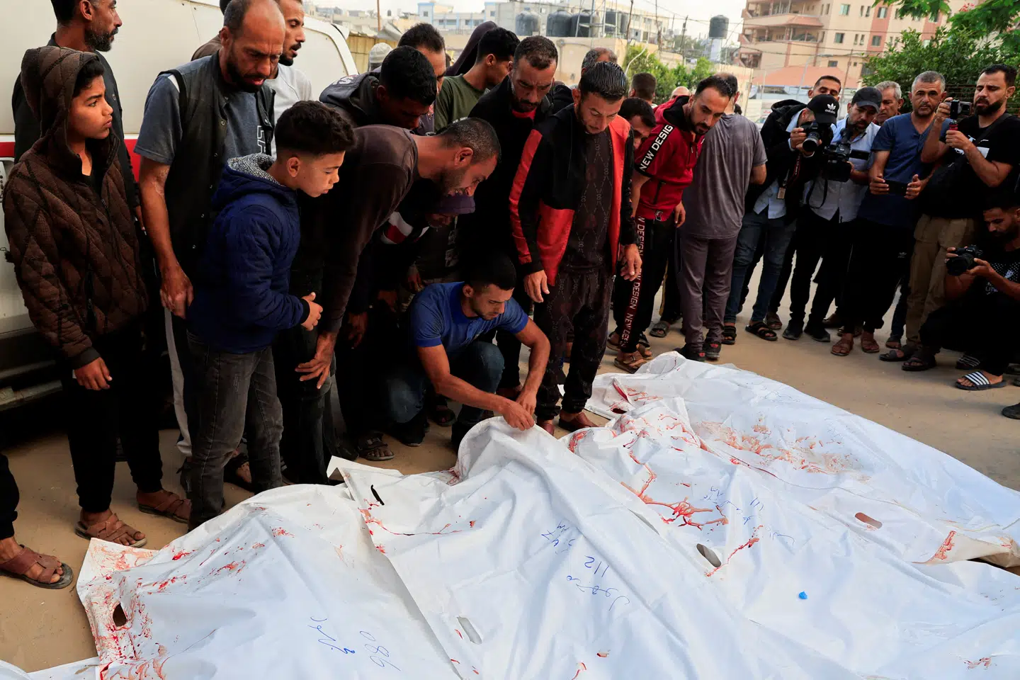 Flere palæstinensere blev dræbt af israelsk militær i forbindelse med, at nødhjælp blev delt ud i byen Rafah, hævder Gazas sundhedsministerium.