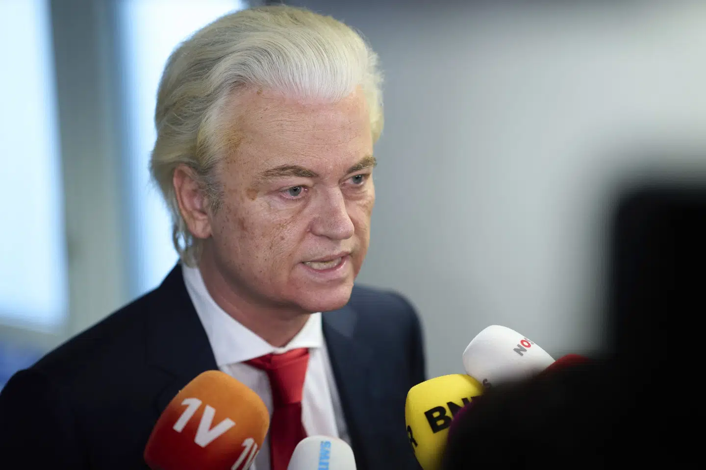 Højrefløjsleder Geert Wilders taler tirsdag med pressen, efter at han har trukket sit parti, PVV, ud af den hollandske regering.
