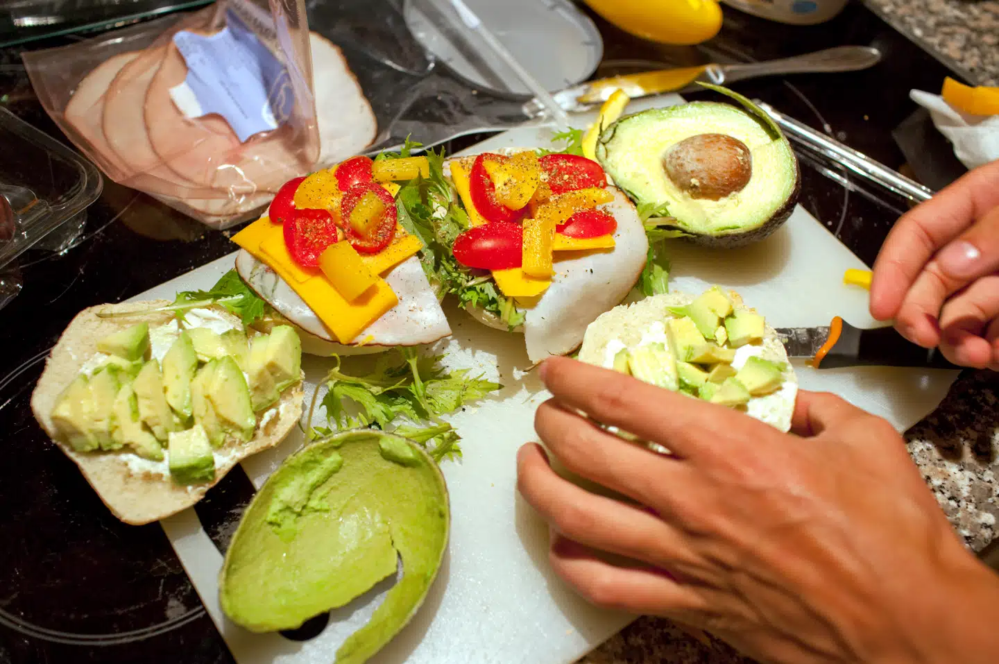 Mens skolemad har været en realitet hos vores svenske og finske naboer i mange år, har det kun været muligt at købe skolemad på nogle skoler og i nogle kommuner. Men nu skal konceptet afprøves landet over – og på de fleste skoler bliver maden endda gratis.