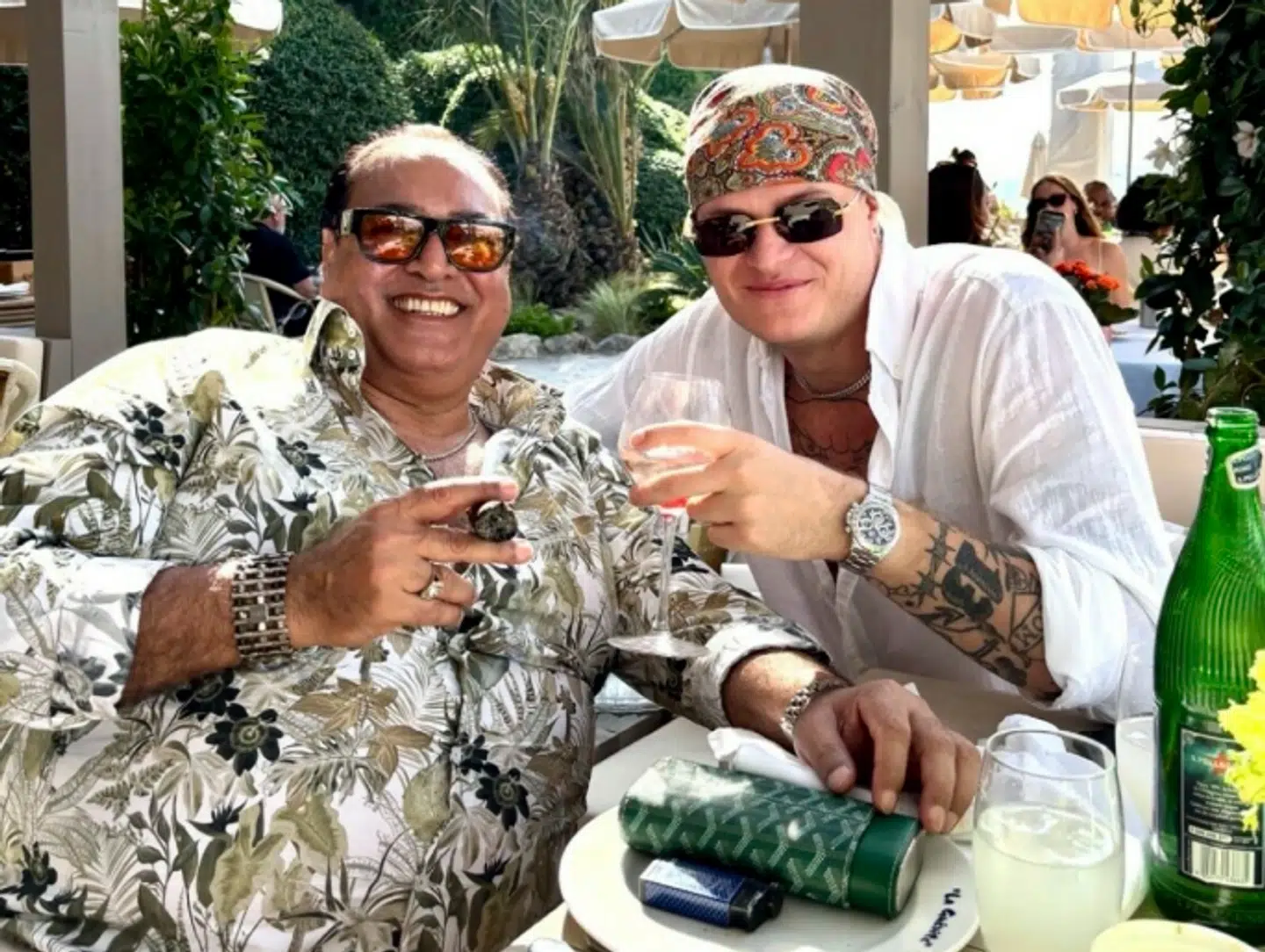 Marius Borg Høiby var blandt andet på privat strandklub med forretningsmanden Rehan Syed, der glædeligt deler ud af sin luksuriøse livsstil på sine sociale medier. Foto: princerehan27/Instagram/Se&Hør