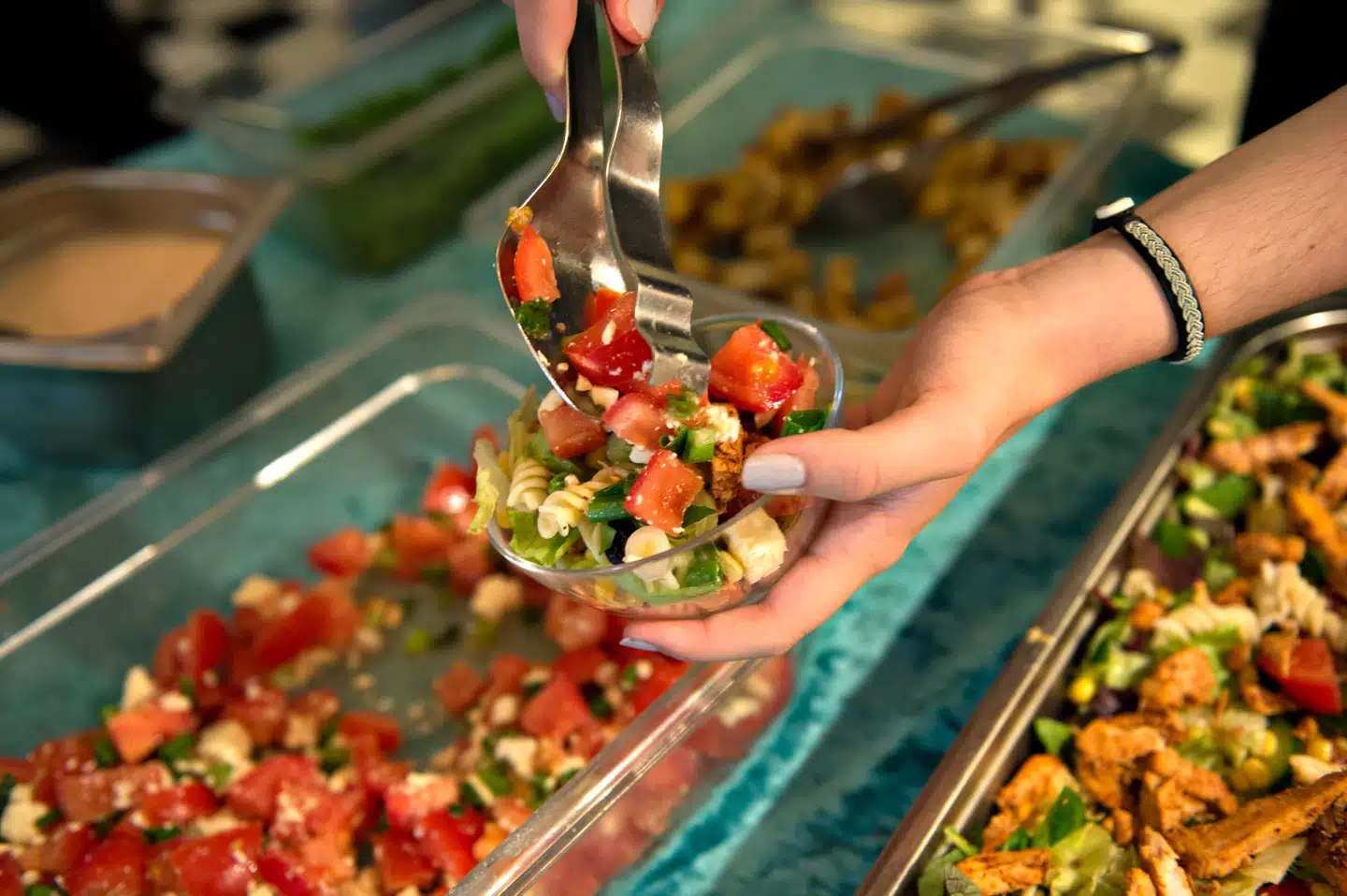 Fra næste skoleår skal 191 skoler være med i et forsøg med skolemad. Nogle skoler vil selv producere maden, mens andre hyrer eksterne madleverandører.