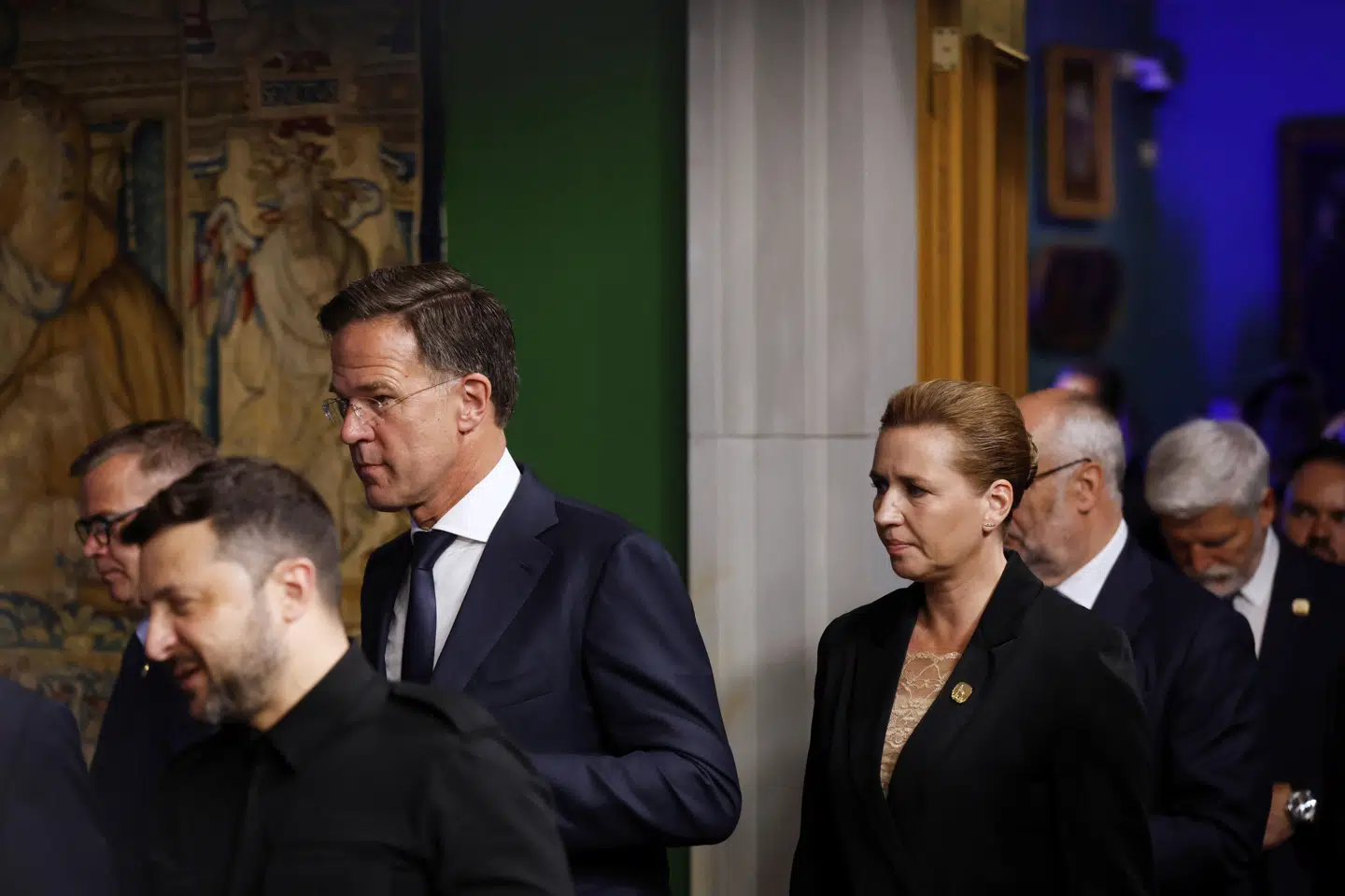 Nato-generalsekretær Mark Rutte (nummer tre fra venstre) er kommet med et forslag til, hvor mange procent af bnp Nato-landene skal bruge på forsvar og sikkerhed. Både Nato og statsminister Mette Frederiksen (S) lader sig rive for meget rundt i manegen af krav fra USA's præsident, Donald Trump, mener Enhedslisten. (Arkivfoto).