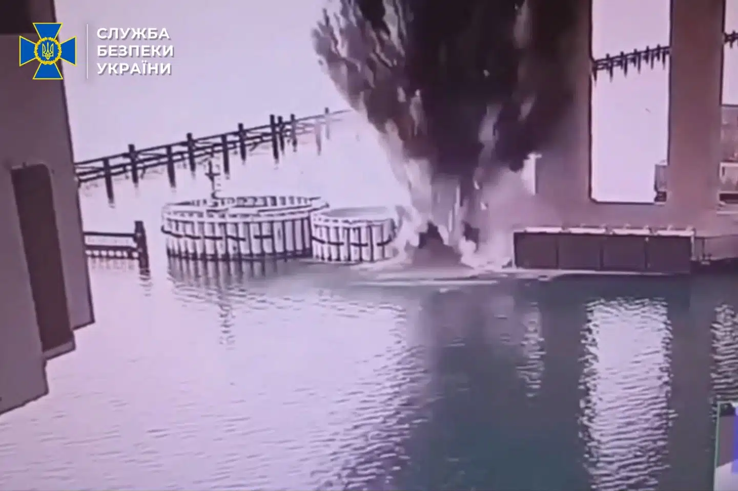 Efterretningstjenesten SBU hævder tirsdag at have ramt Krim-broen for tredje gang.