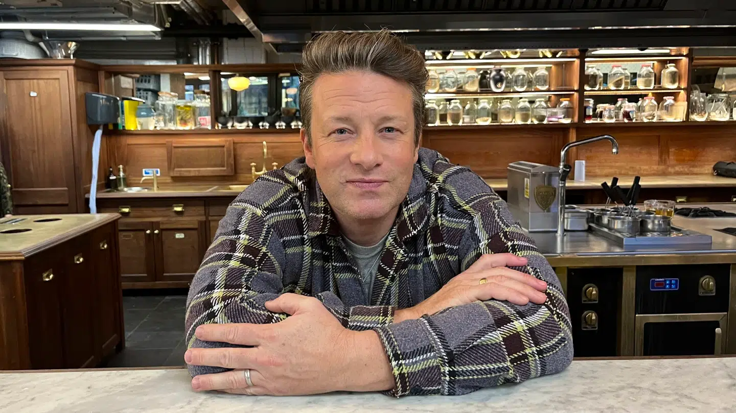 Jamie Oliver kæmpede med ordblindhed, da han gik i skole. Nu kæmper han for forandring.