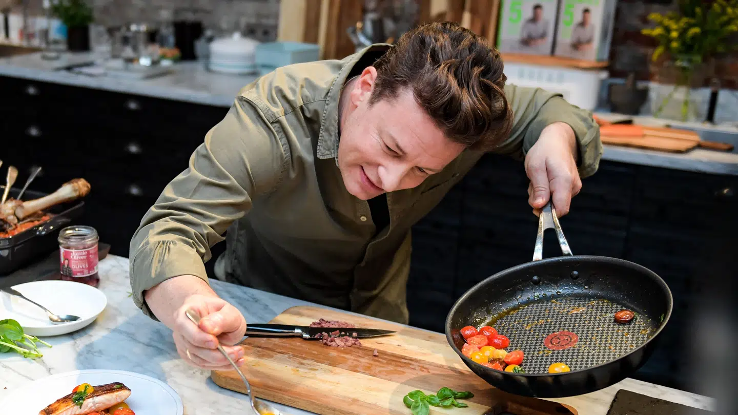 Jamie Oliver er i dag kendt i hele verden for sin madlavning.