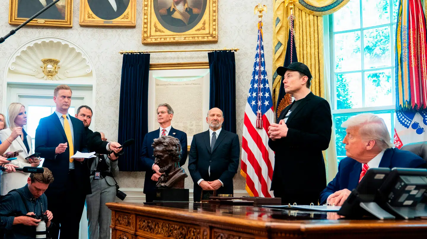 Musk stoppede fredag i Det Hvide Hus. I den forbindelse takkede Trump ham for 'de kolossale forandringer', han havde medvirket til i DOGE.