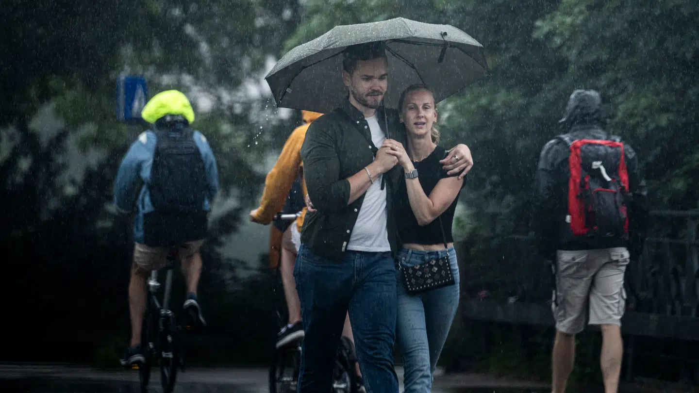 Paraplyerne skal atter findes frem.