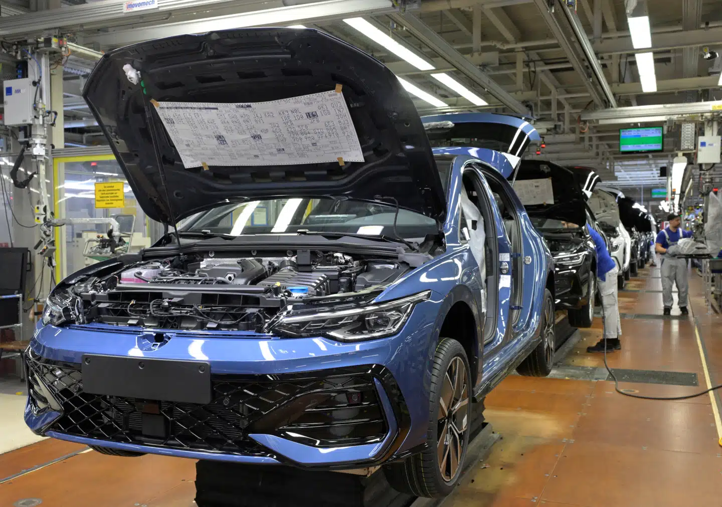 Volkswagen skal skære ned på omfanget af sin bilproduktion i Tyskland. Her er det en ny Golf, der er på vej gennem samlehallen i hovedkvarteret i den tyske by Wolfsburg.