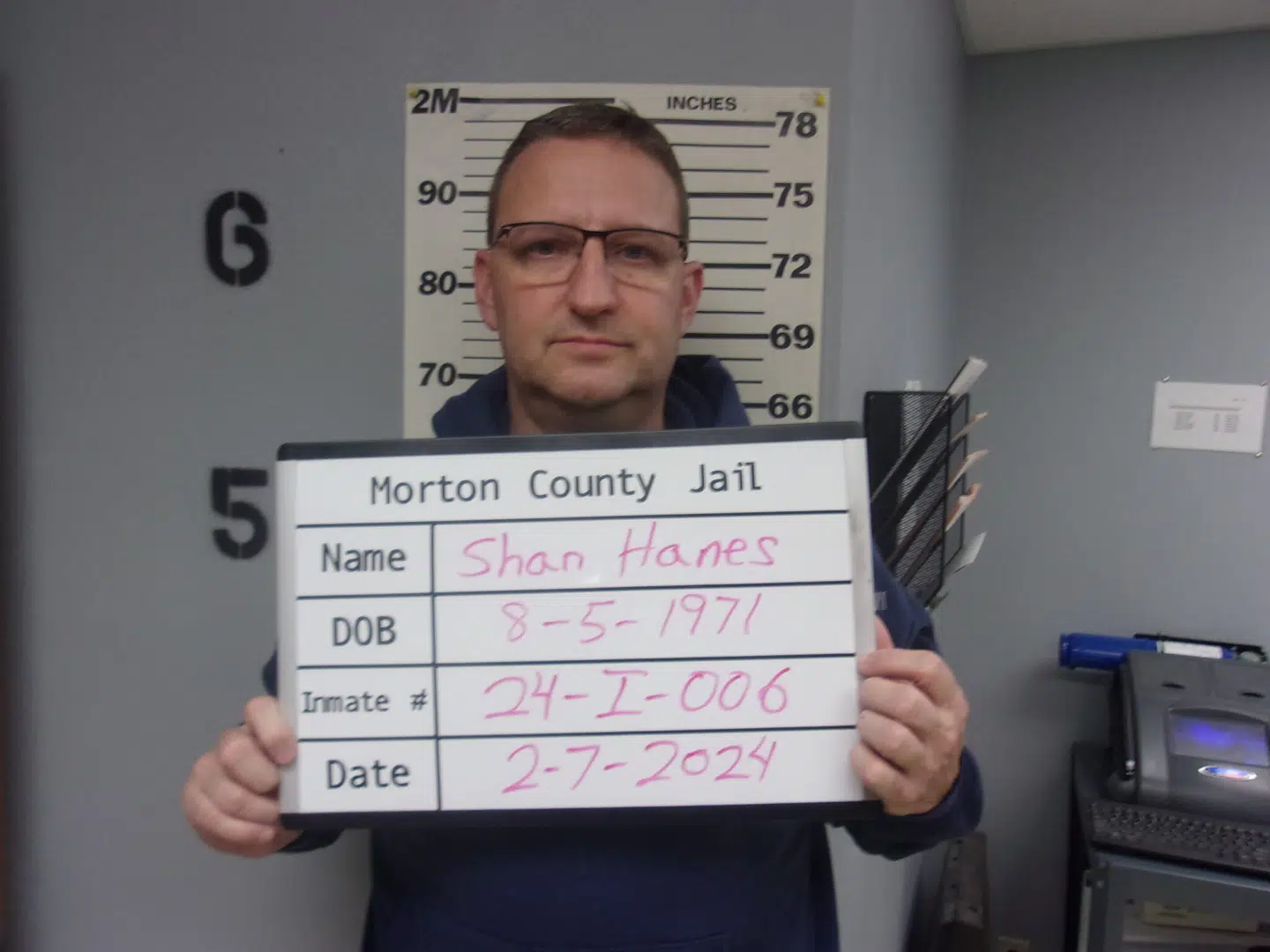 Bankdirektøren Shan Hanes var skeptisk over for digital valuta. Men et godt tilbud var nu engang et godt tilbud. Snart var landsbybankens kunder viklet ind i en enorm svindelskandale. Tendensen er voksende verden over.