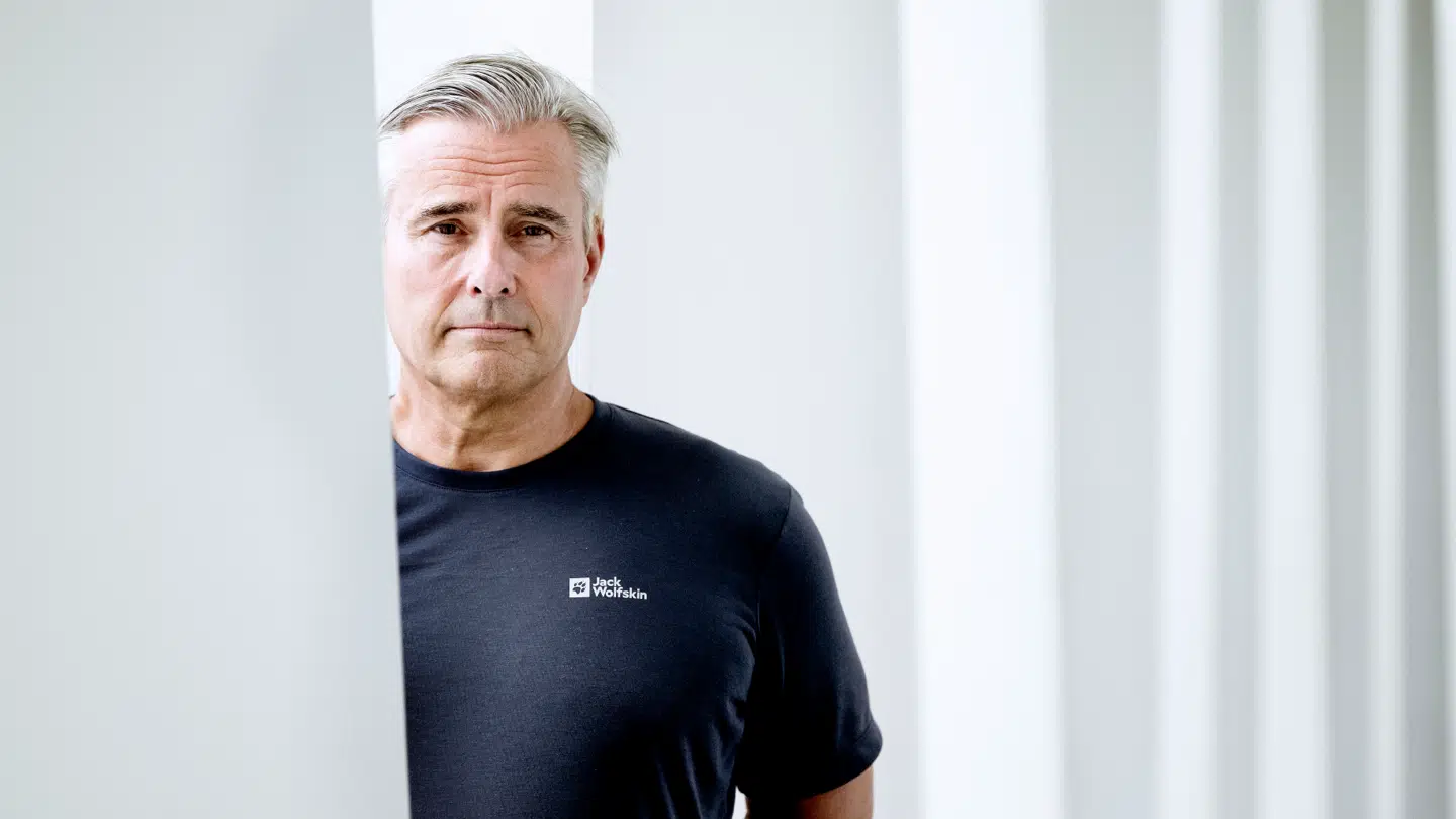 Henrik Sass Larsen er tiltalt for at have været i besiddelse af omkring 6.000 billeder og cirka 2.000 videofiler med seksuelt overgrebsmateriale med børn.