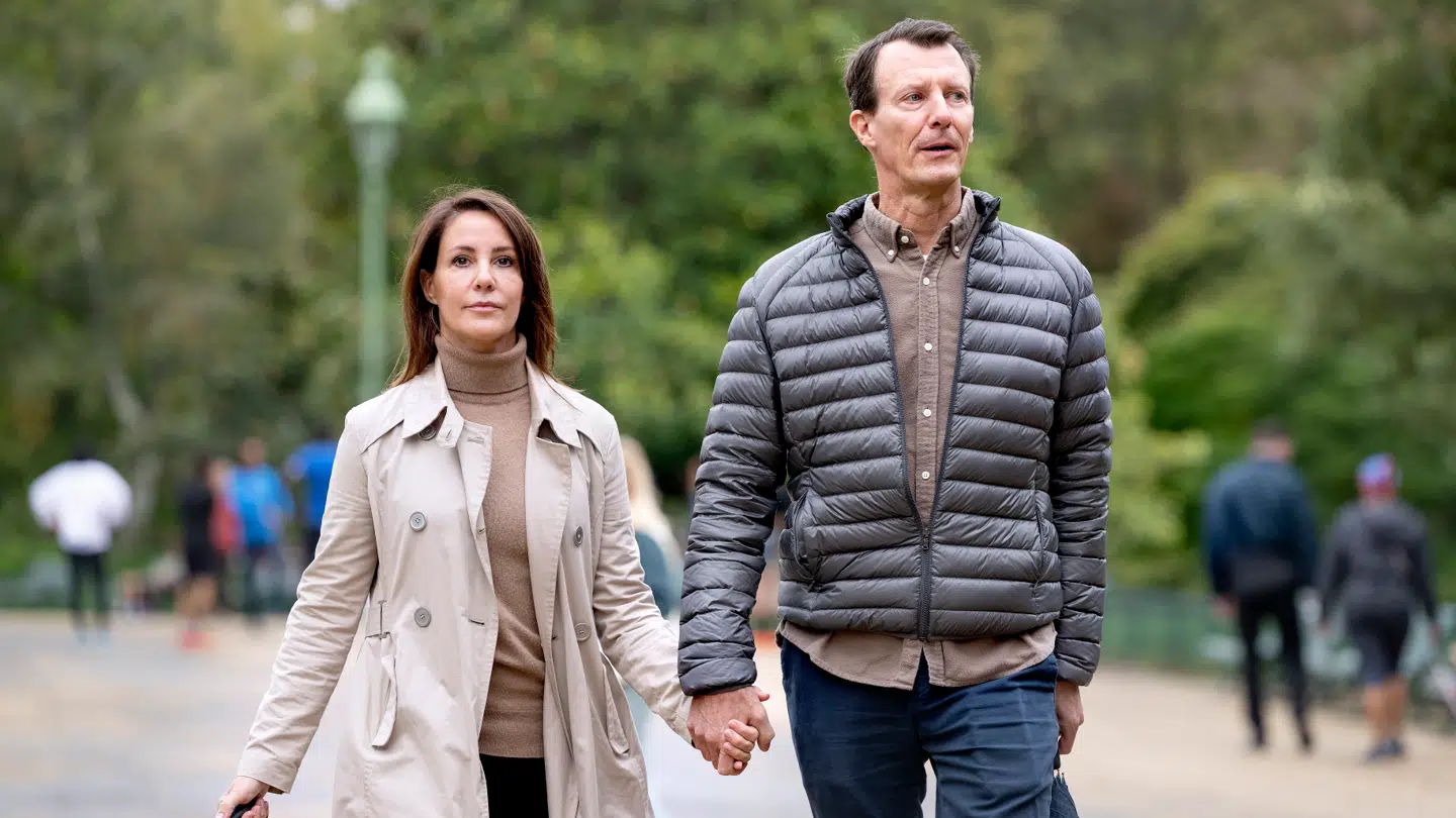 Prins Joachim og prinsesse Marie lufter deres hund Cerise i en park midt i Paris.