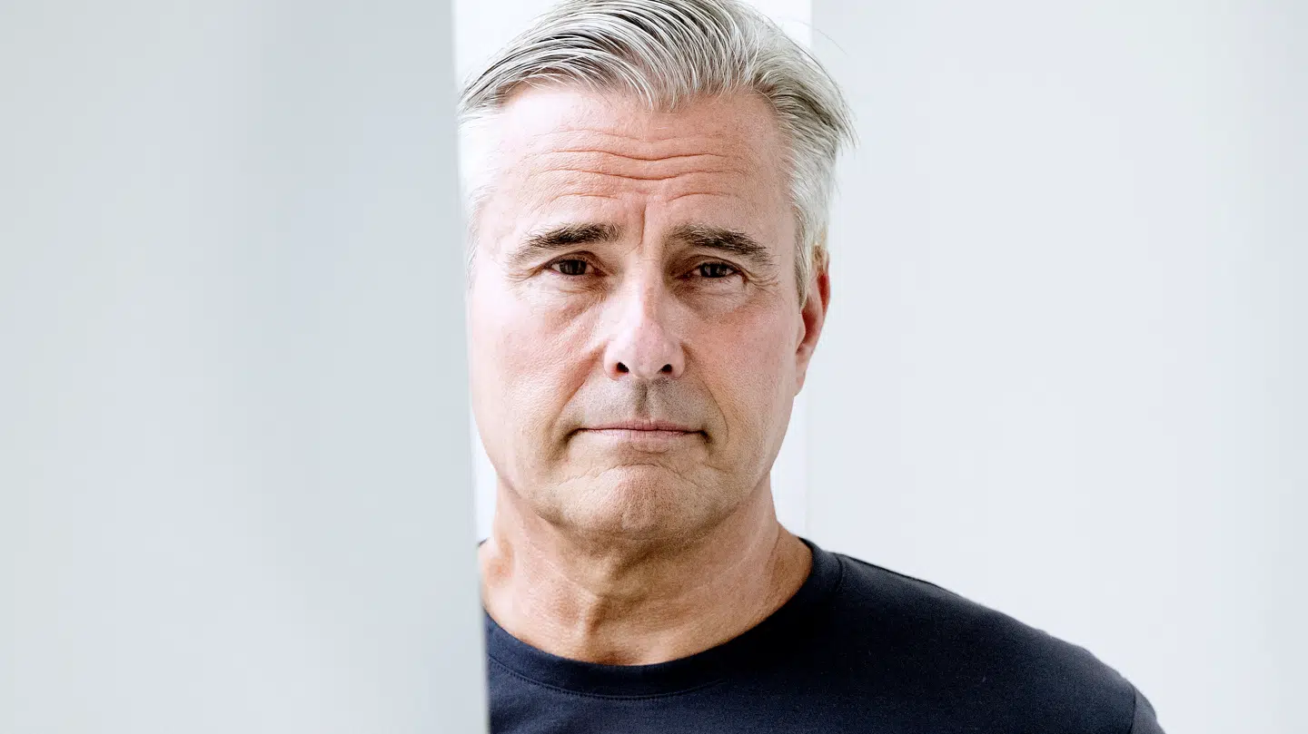 Henrik Sass Larsen er tiltalt for at have været i besiddelse af omkring 6.000 billeder og cirka 2.000 videofiler med seksuelt overgrebsmateriale med børn.