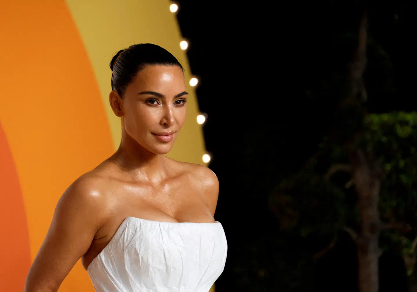 Her ses den amerikanske realitystjerne Kim Kardashian den 2. marts til Vanity Fairs Oscar-fest.