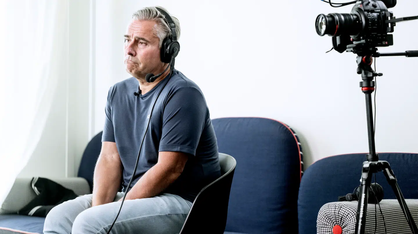 Henrik Sass Larsen er tiltalt for at have været i besiddelse af omkring 6.000 billeder og cirka 2.000 videofiler med seksuelt overgrebsmateriale med børn.