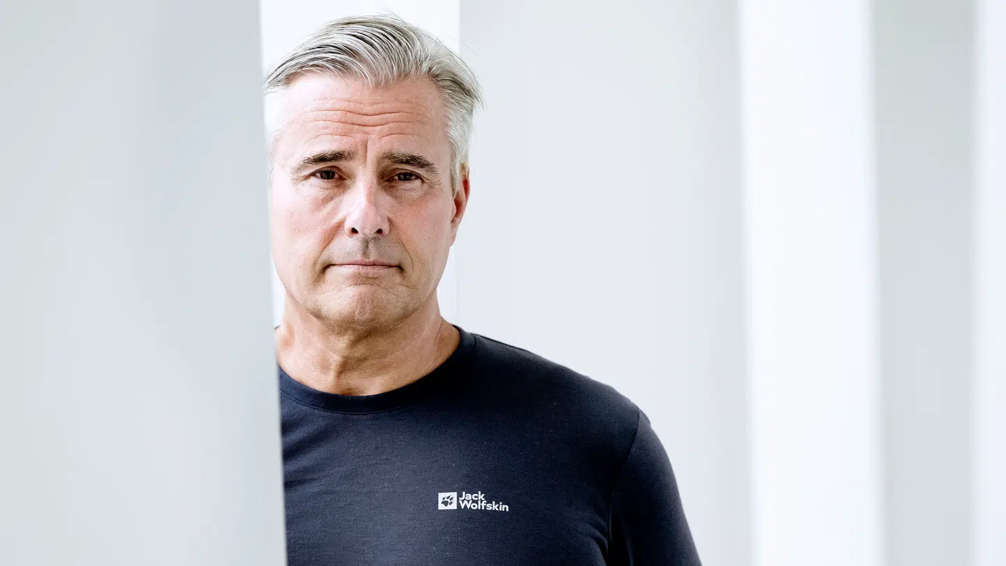 Henrik Sass Larsen er tiltalt for at have været i besiddelse af omkring 6.000 billeder og cirka 2.000 videofiler med seksuelt overgrebsmateriale med børn.