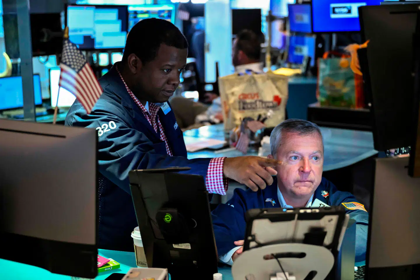 Når danskerne investerer i aktier, kommer de til at betale en ganske pæn skat af deres gevinst. Ny analyse viser, hvad den høje skat betyder for hele den danske økonomi.