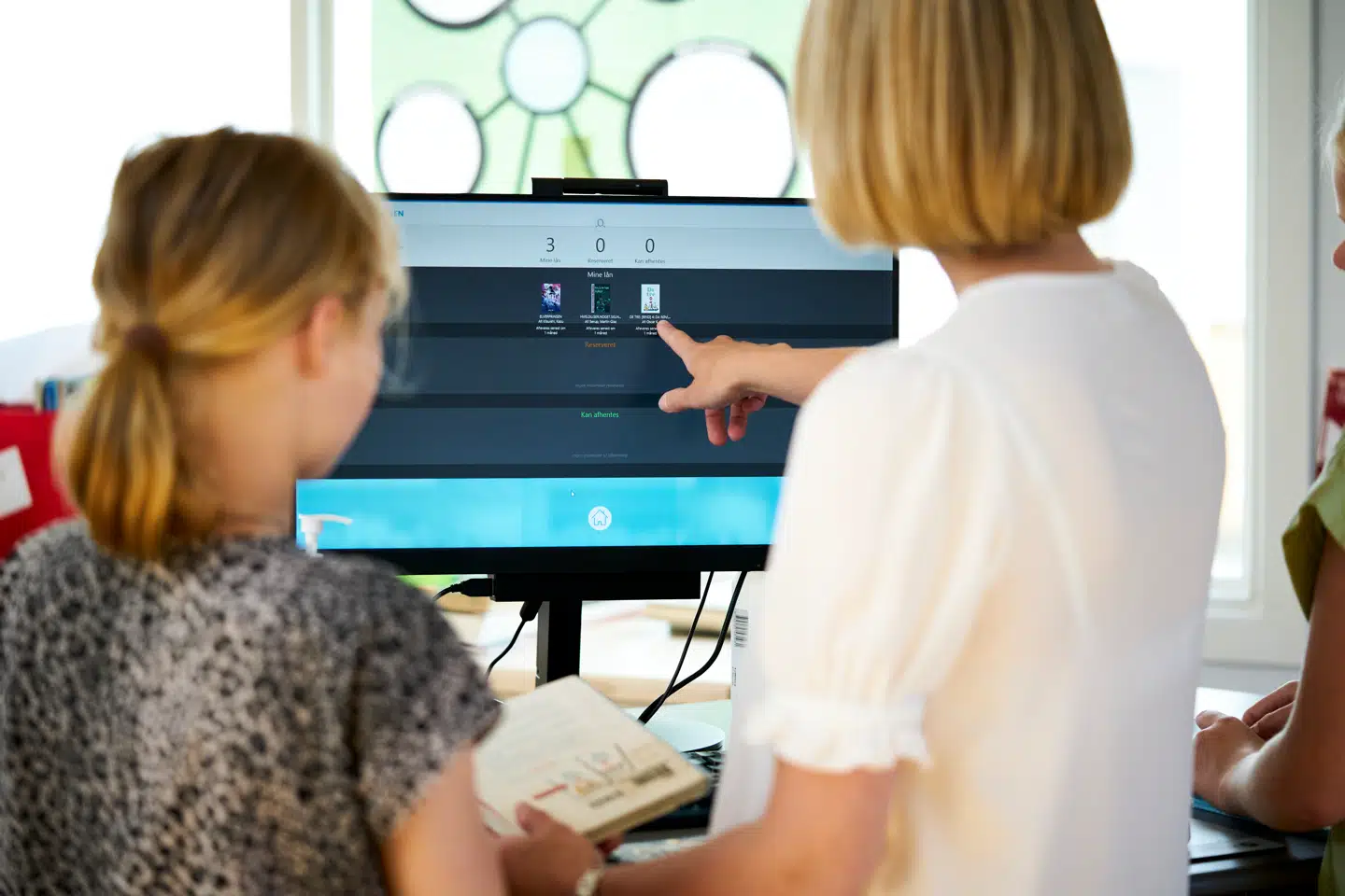 »Fælles for belønningspædagogik af den slags er, at det kan give rigtig ondt i maven – og stille børn i en udsat position i fællesskabet – hvis man er en af dem, der aldrig oplever at få klapsalve eller klistermærke,« skriver Lone Smidt, der er uddannelseskonsulent i Børns Vilkår, i denne kommentar.