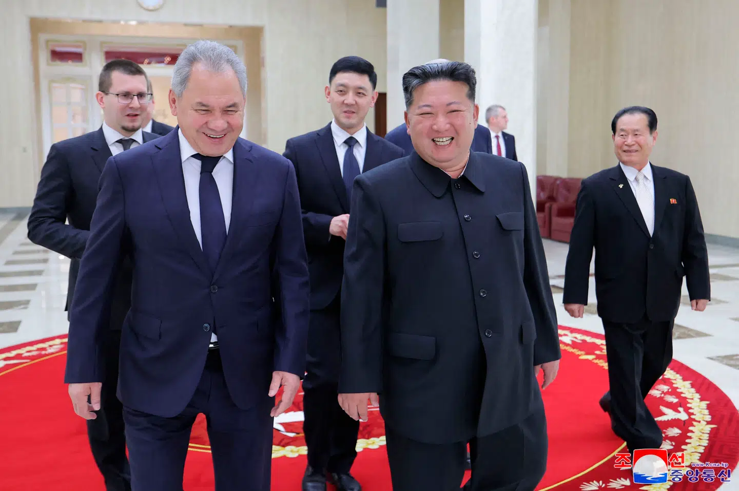 Her ses Sergej Sjojgu mødes med den nordkoreanske leder, Kim Jong-un, under det forrige besøg i marts. Billedet er frigivet af Nordkoreas officielle Korean Central News Agency (KCNA) via KNS den 22. marts.