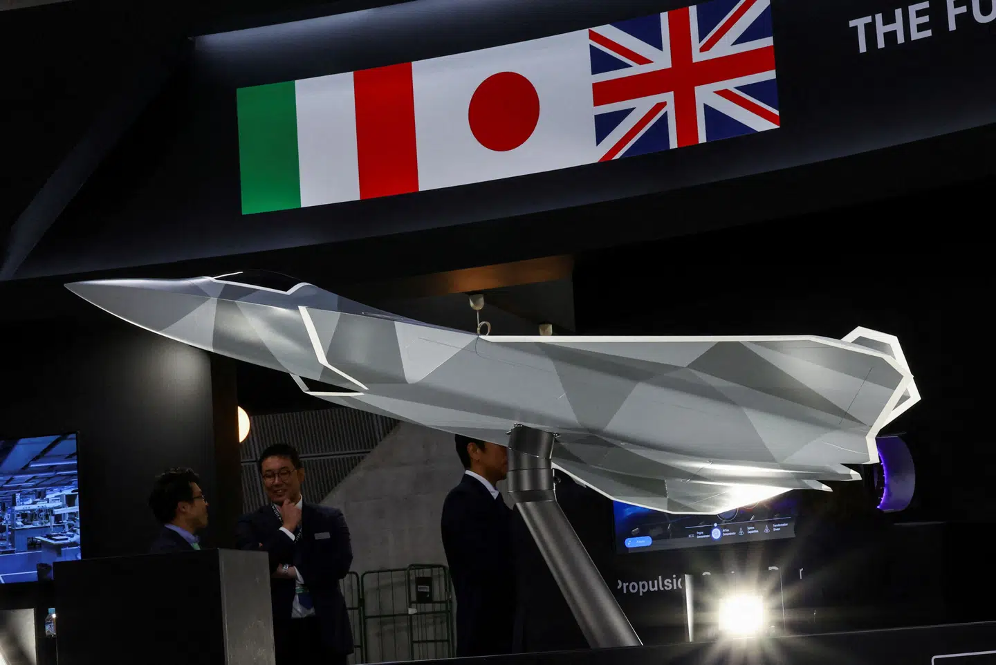 Våbenindustrien er tilbage i varmen. Her udstilles en konceptmodel af Global Combat Air Programmes nye jagerfly på verdens største våbenmesse, Defence Security Equipment International, i Japan maj 2025. Foto: Kim Kyung-Hoon, Scanpix.