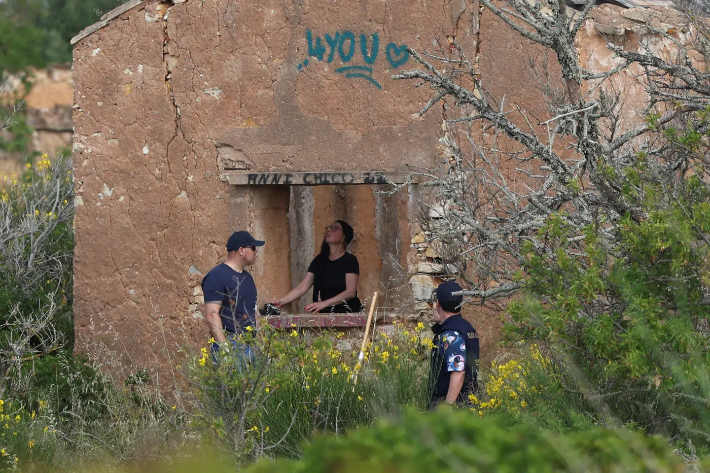 Portugisisk politi i gang ved bygningen onsdag morgen.