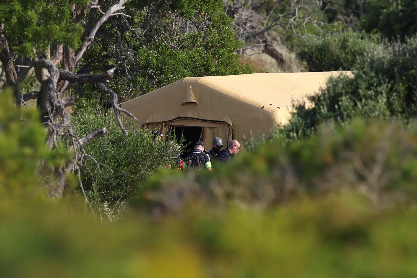 Politiet har også slået flere telte op i området.
