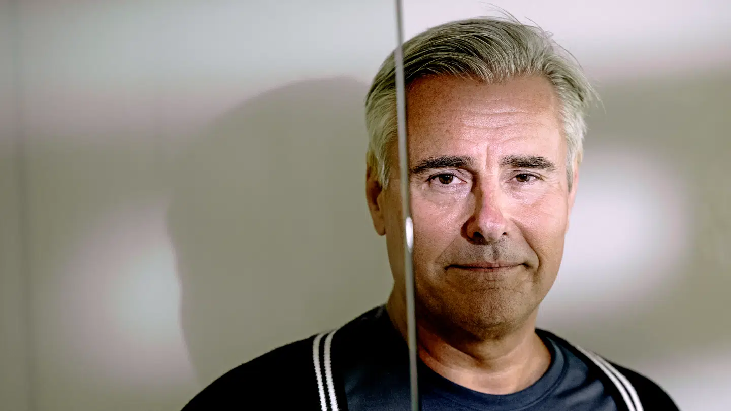 Henrik Sass Larsen er tiltalt for at have været i besiddelse af omkring 6.000 billeder og cirka 2.000 videofiler med seksuelt overgrebsmateriale med børn.