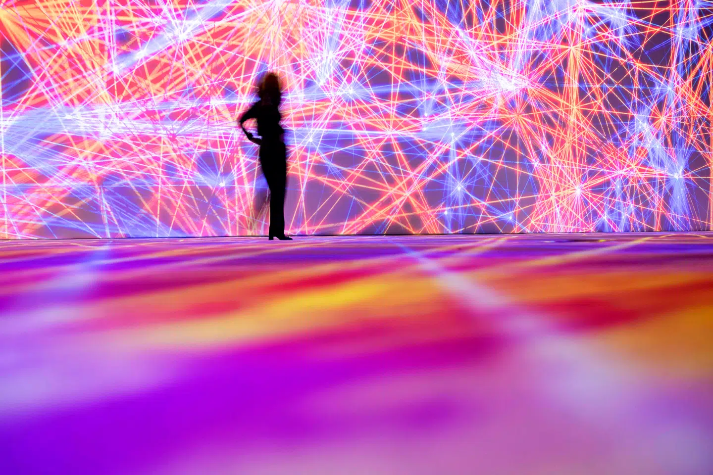 Gennem tre årtier har World Wide Web forandret kloden og hele vores måde at kommunikere, leve og arbejde på. Men nu kan vi være på vej ind i en verden hinsides det klassiske internet. Digital fransk kunstinstallation.