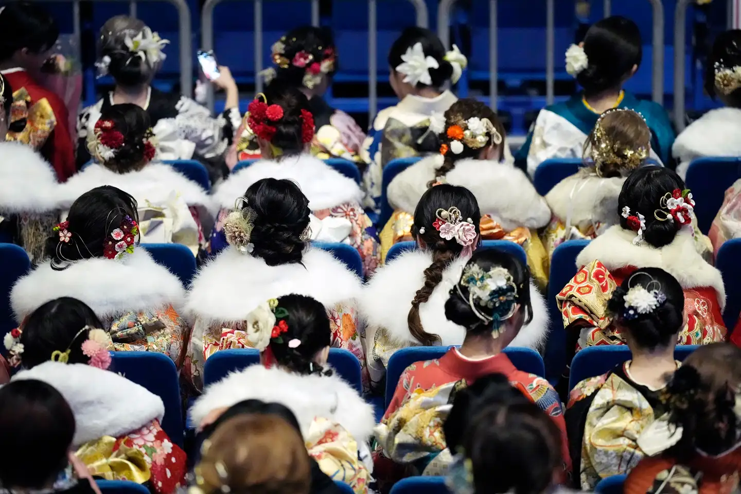 Kimonoer er stadig en levende tradition. Synne Rifbjerg har har været en tur i en af Ginzas fine kimono-forretninger. Arkivfoto: Eugene Hoshiko/AP/Ritzau Scanpix