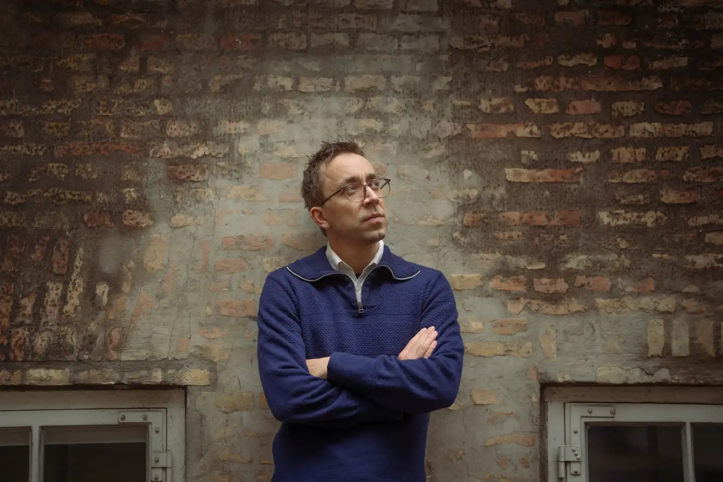 Tobias Stadarfeld er advokat med speciale i menneskeret og fører sager for borgere mod staten. Han kalder det »et kæmpe retssikkerhedsmæssigt problem«, at hans salær i mange sager er over ti gange mindre end det, som statens advokater får.